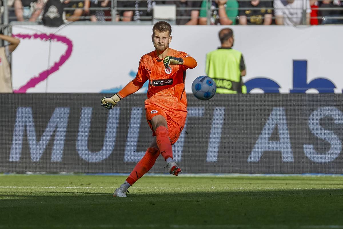 Mega-Konter! Torwart mit dem schlausten Assist der Saison
