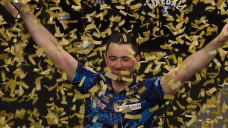 Luke Humphries stürzt Wunderkind Luke Littler und krönt sich in London zum neuen Titelträger der Premier League of Darts. Damit komplettiert er die Triple Crown aus Premier League, Weltmeisterschaft und World Matchplay.